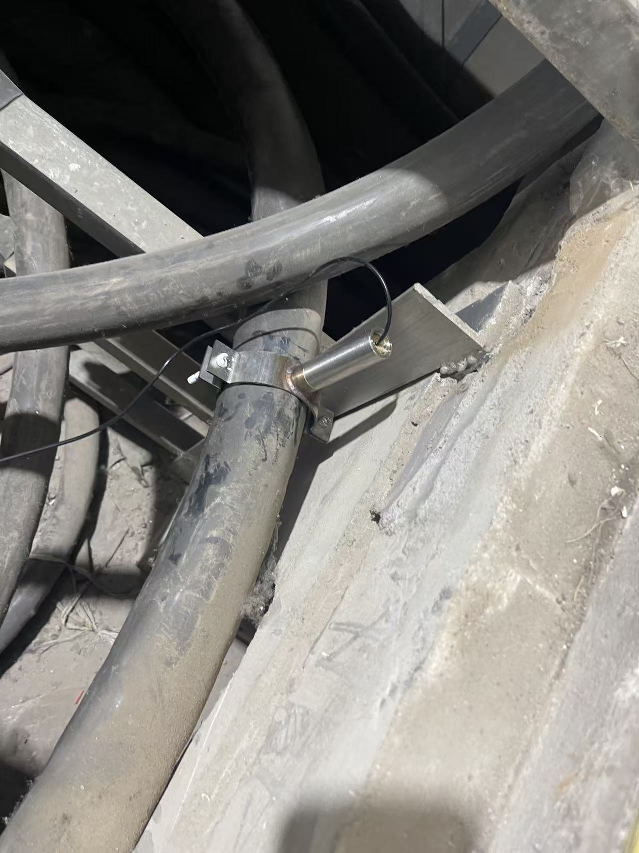 Installed sensor at a cable support for fixed monitoring